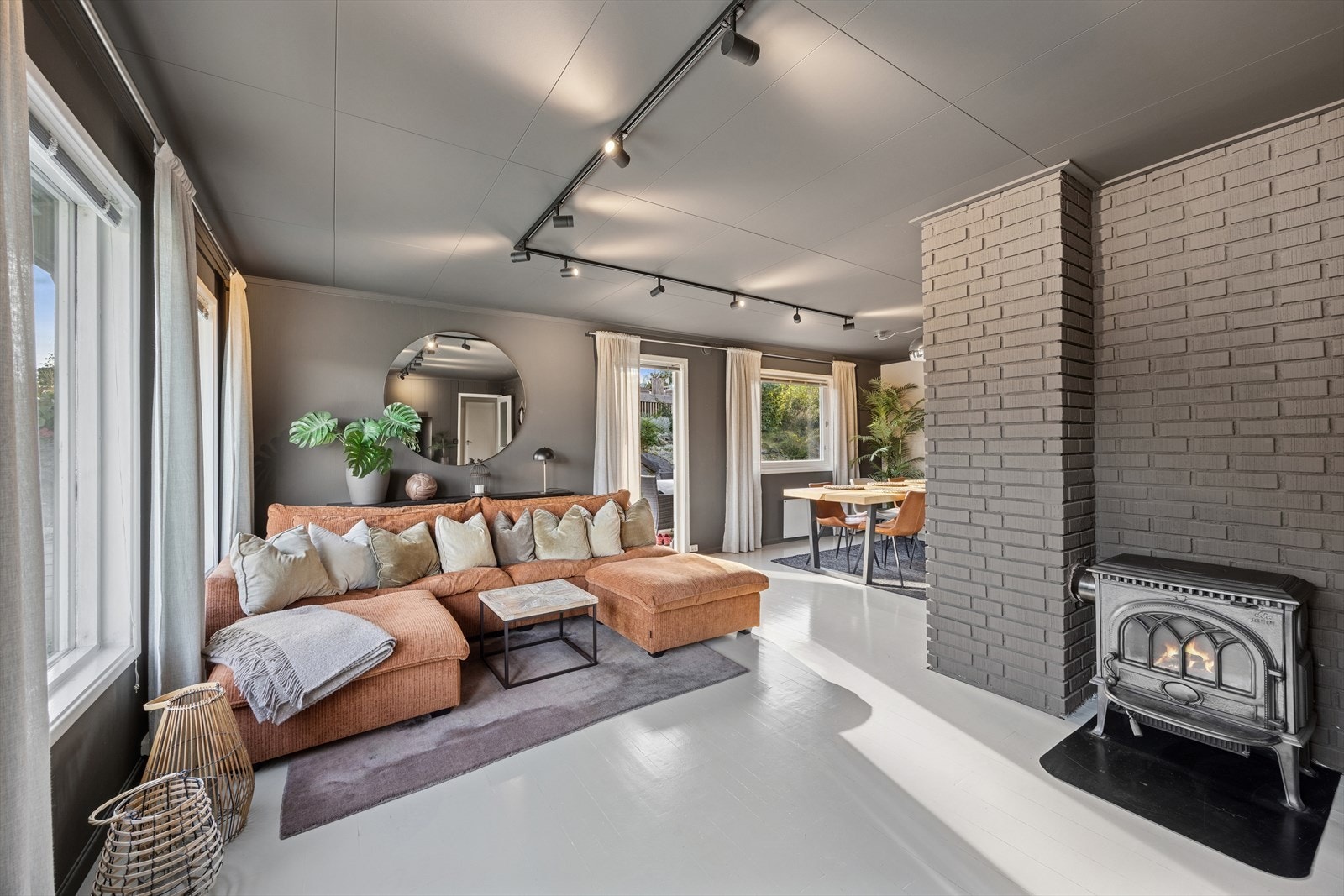 Det er god plass til en stor sofagruppe med tilhørende møblement. I stuen er det en koselig peisovn, som er ekstra god å ha p de litt kjøligere dagene. Galleribilde