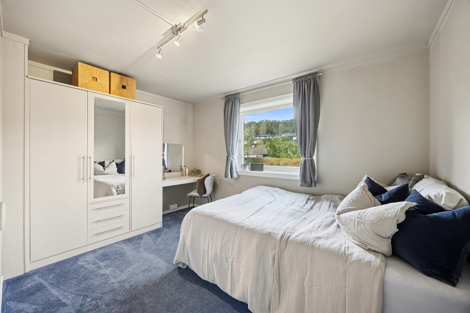 Boligen har to fine soverom i underetasjen. Disse er av god størrelse! Galleribilde