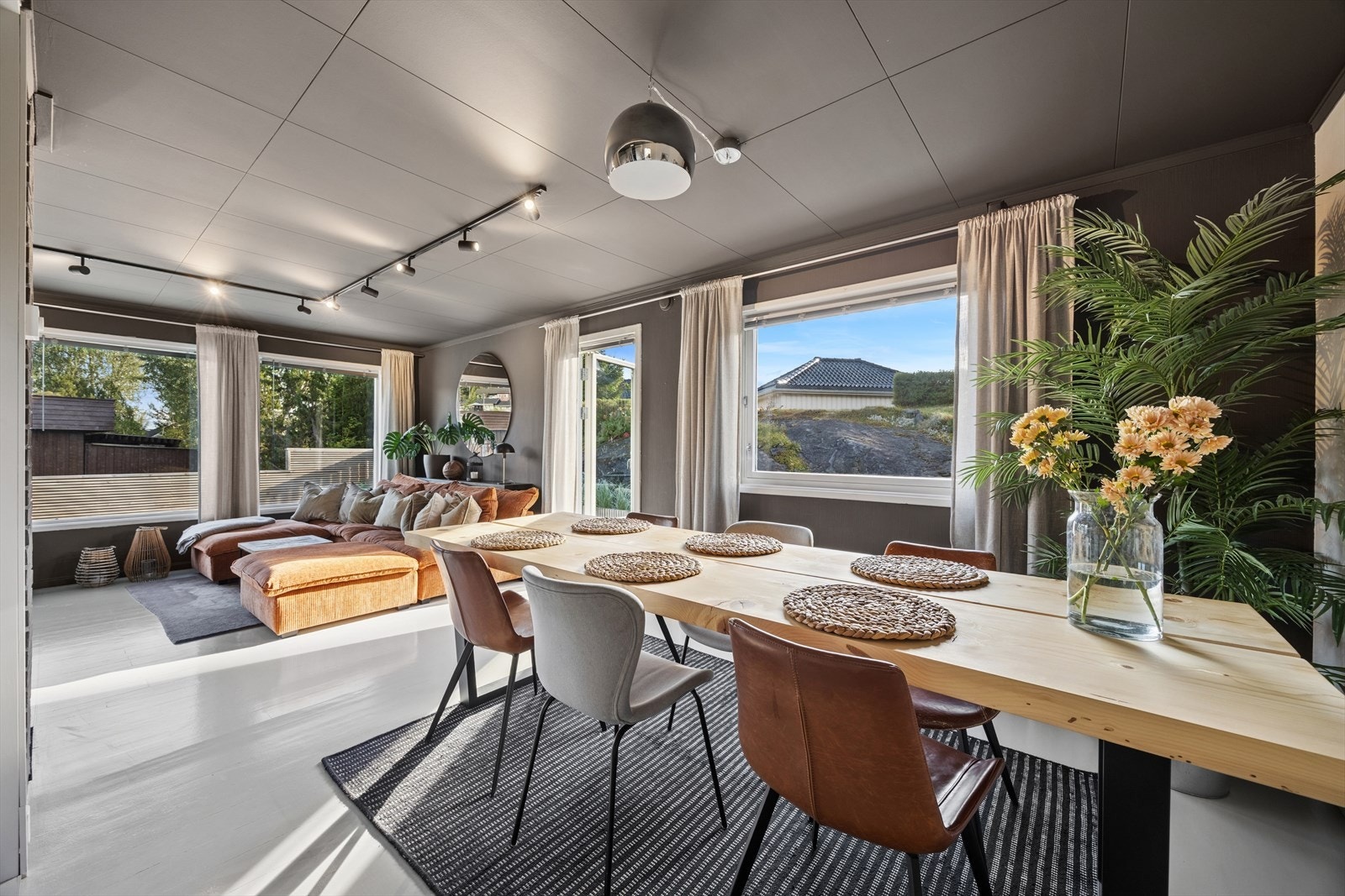 Det er naturlig avsatt plass til en spisestue mellom stue og kjøkken. Galleribilde