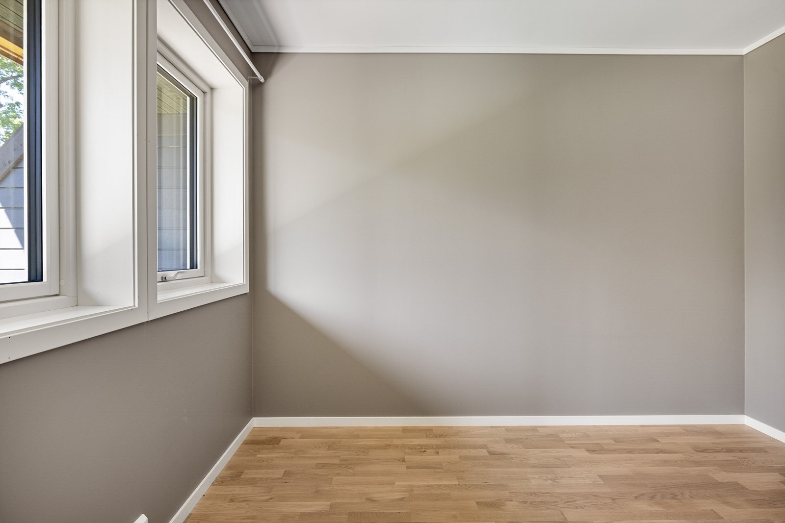 Det er plass til seng, garderobeskap, skrivebord eller annet ønskelig. Galleribilde