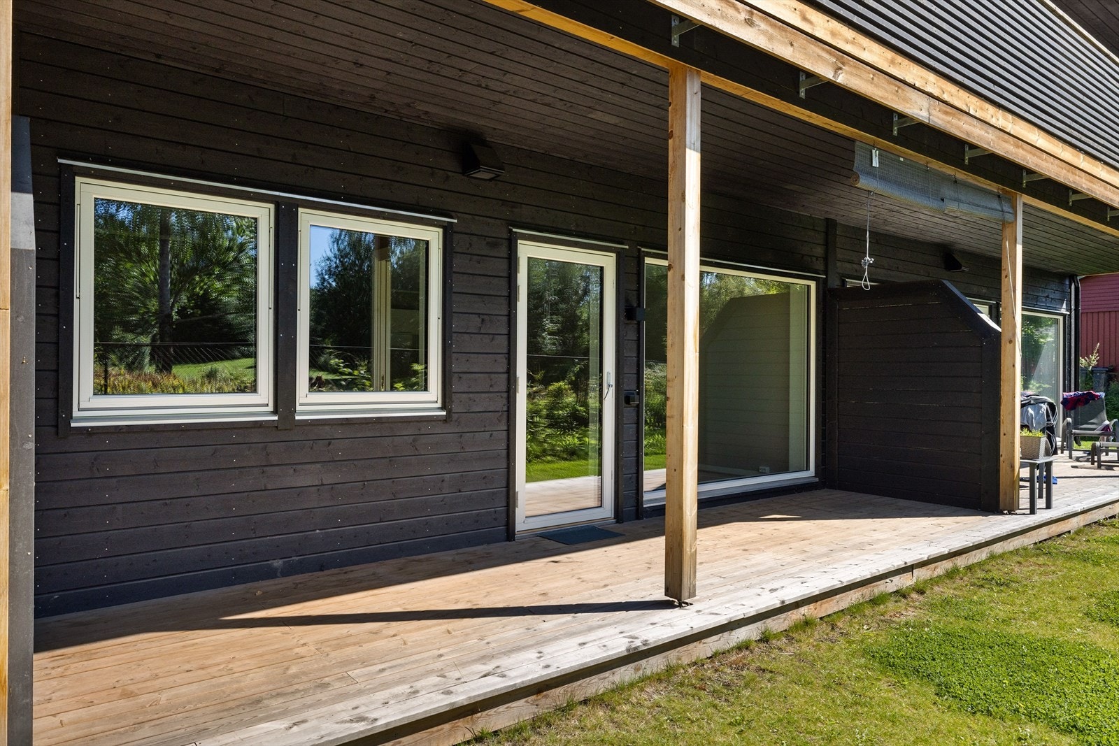Terrassen er overbygget, har terrassebord på gulv og plass til sittegruppe etter eget ønske. Det er også montert utebelysning og stikkontakt. Galleribilde