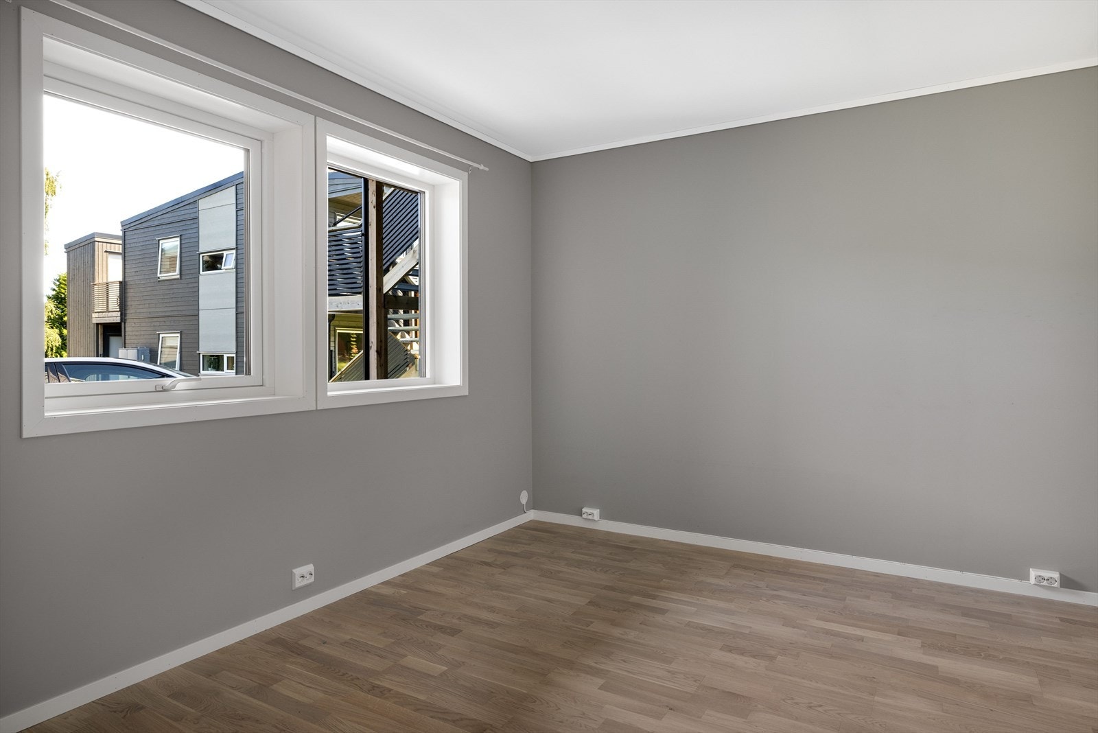 Romslig hovedsoverom med plass til dobbeltseng med tilhørende nattbord og garderobe. Galleribilde