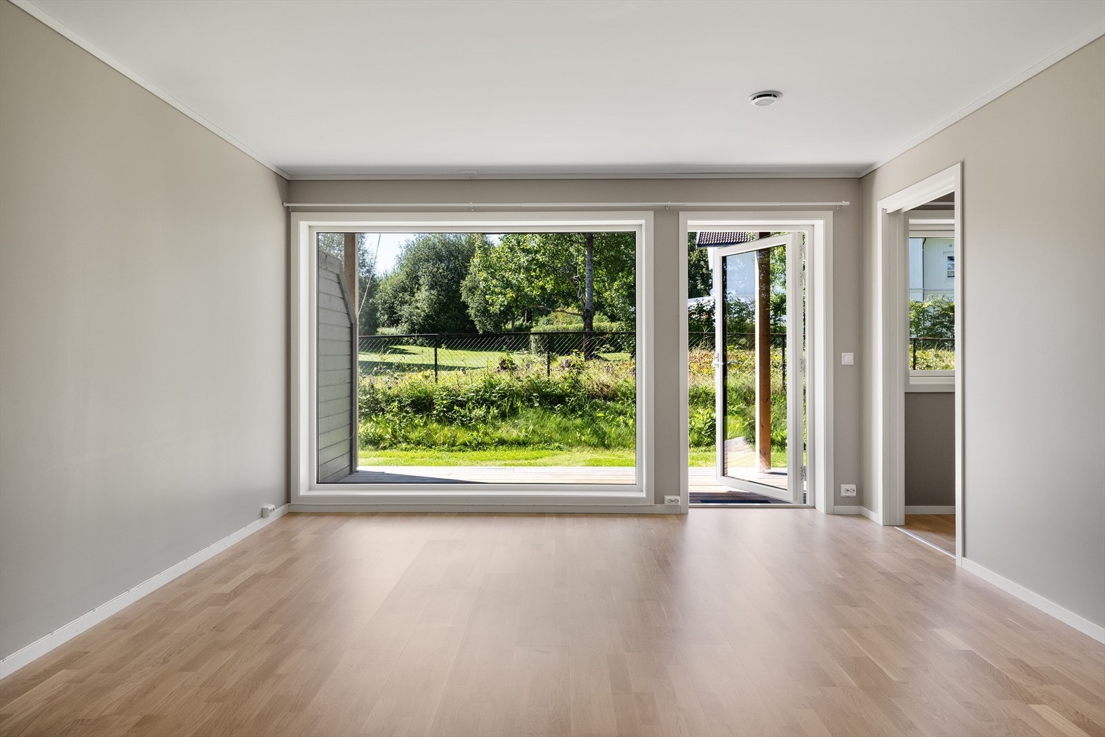 Fra stuen er det utgang til en solrik sør- vestvendt terrasse på ca. 14 m² som er perfekt på varme sommerdager. Galleribilde