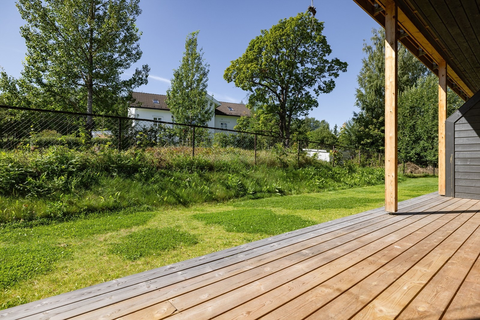 Liten hageflekk utenfor terrassen på fellestomt. Galleribilde