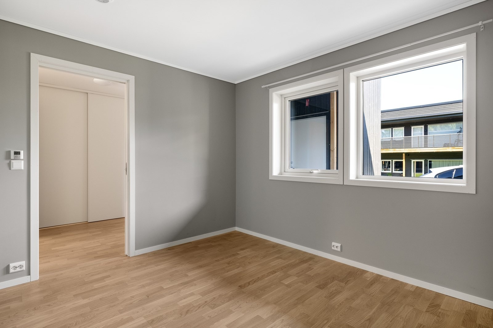 Også her er det parkett på gulvet og gråmalte veggoverflater. Galleribilde