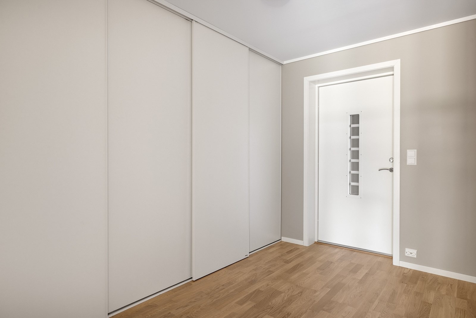 Når du entrer leiligheten kommer du inn i en praktisk entré med god oppbevaringsplass i stor plassbygget skyvedørsgarderobe. Galleribilde