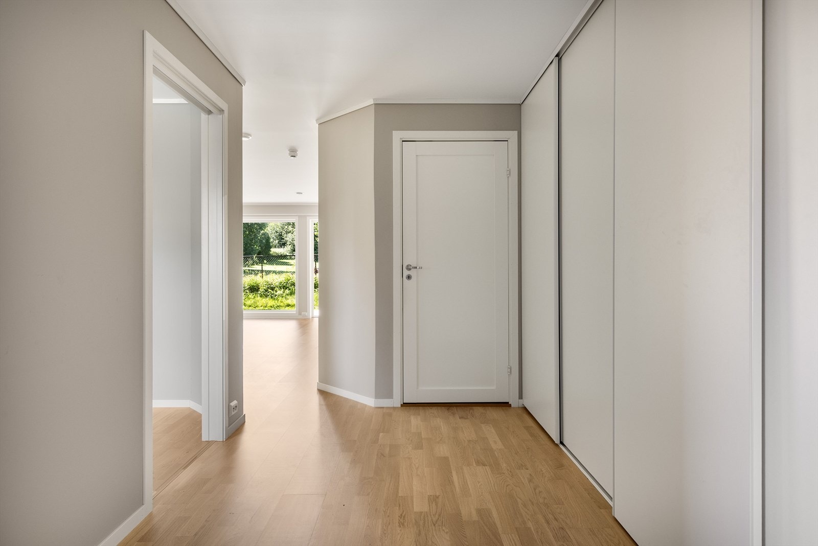 Leiligheten har lyse og pene innvendige overflater med parkett på gulvet og malre tak- og veggoverflater. Galleribilde