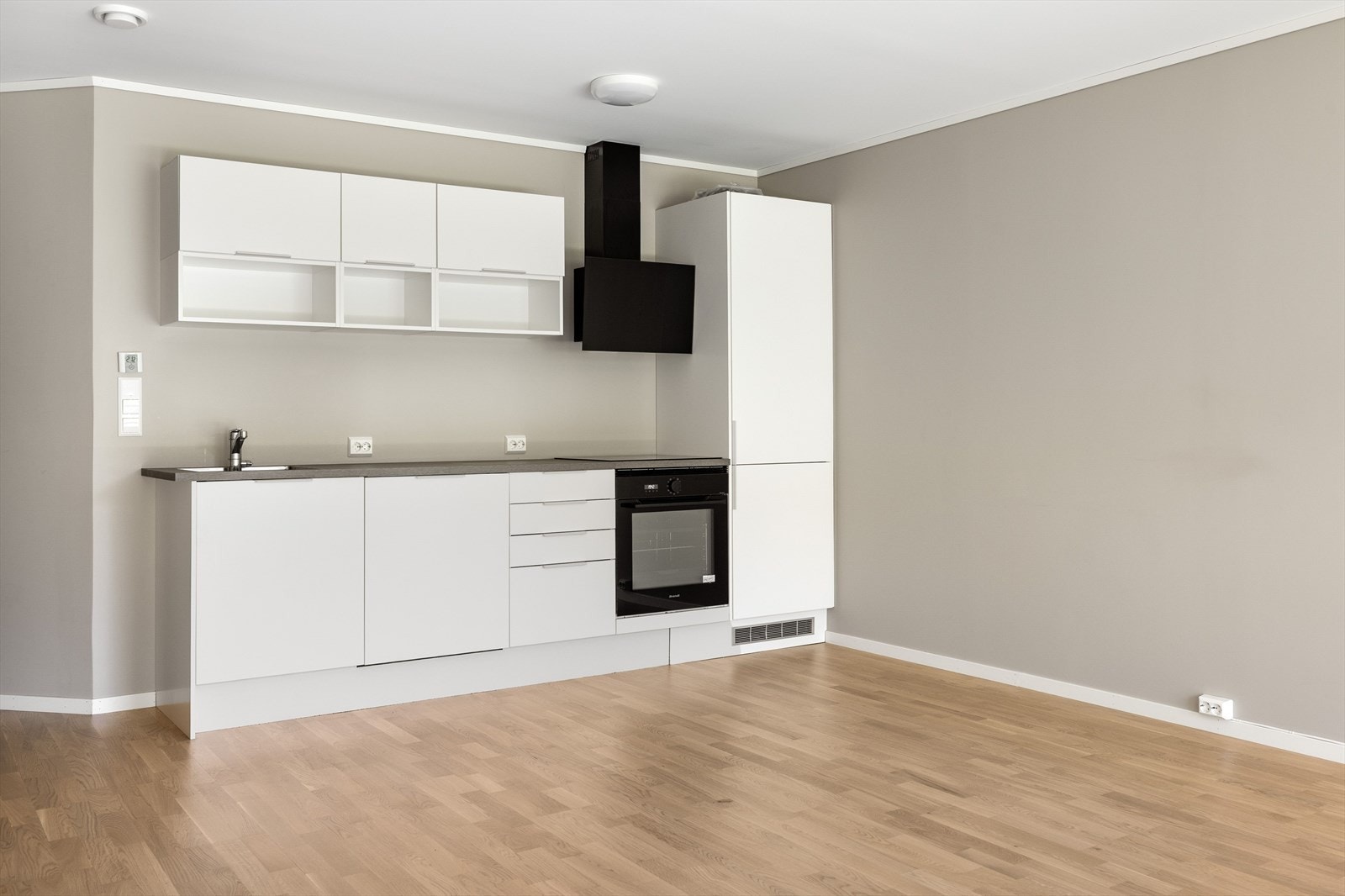 Kjøkkenet er fullt utstyrt med integrerte hvitevarer som kjøleskap med fryser, oppvaskmaskin, stekeovn og platetopp som medfølger i handelen. Galleribilde