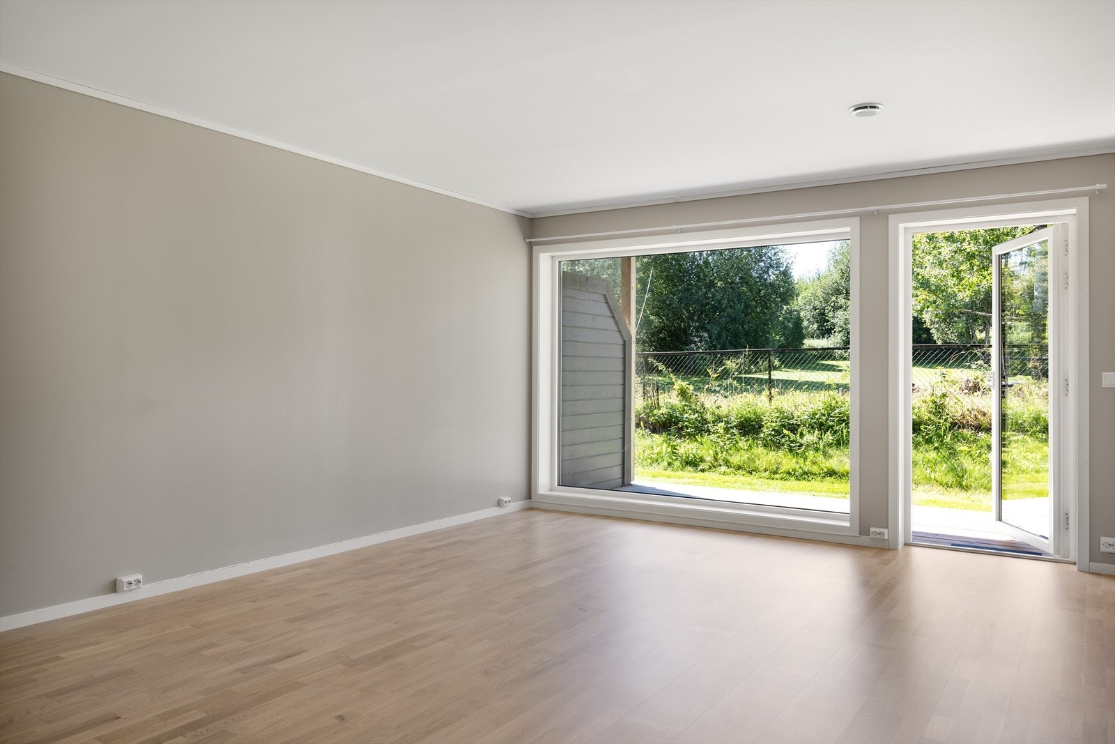 Den holder en gjennomgående god og moderne standard fra 2022- her kan du flytte rett inn i en fresh leilighet. Galleribilde