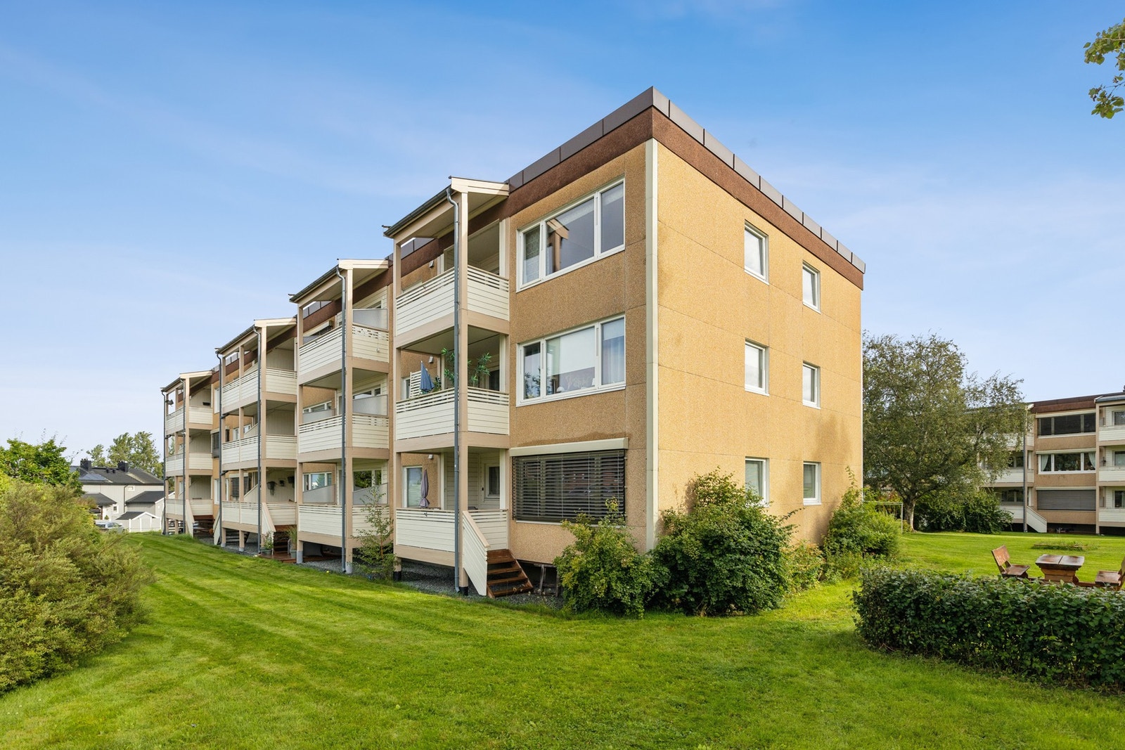 Leiligheten har flott beliggenhet med flere dagligvarebutikker, som Coop Extra og Rema 1000, samt servicetilbud som frisørsalong og kjøpesenter ved Grillstad i nærheten. Galleribilde