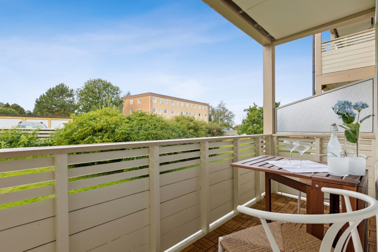 Balkongen er vendt mot det rolige nabolaget og grøntareal. Galleribilde