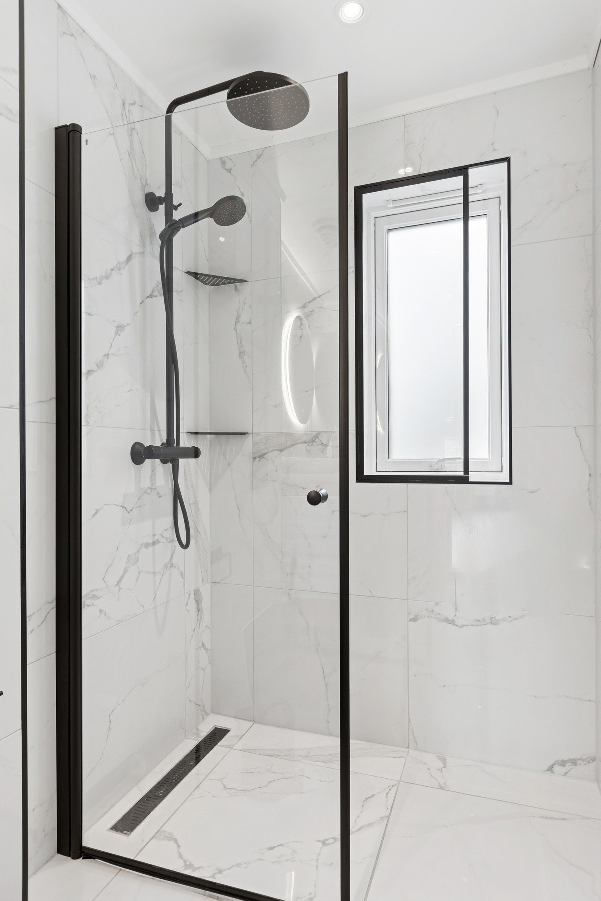 Badet er utstyrt med dusjnisje og regnfallsdusj. Galleribilde