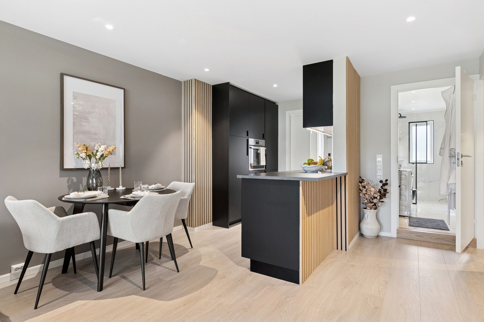 Det moderne kjøkkenet har innredning fra 2018, med oppgraderinger som nye fronter og benkeplate fra 2025. Galleribilde