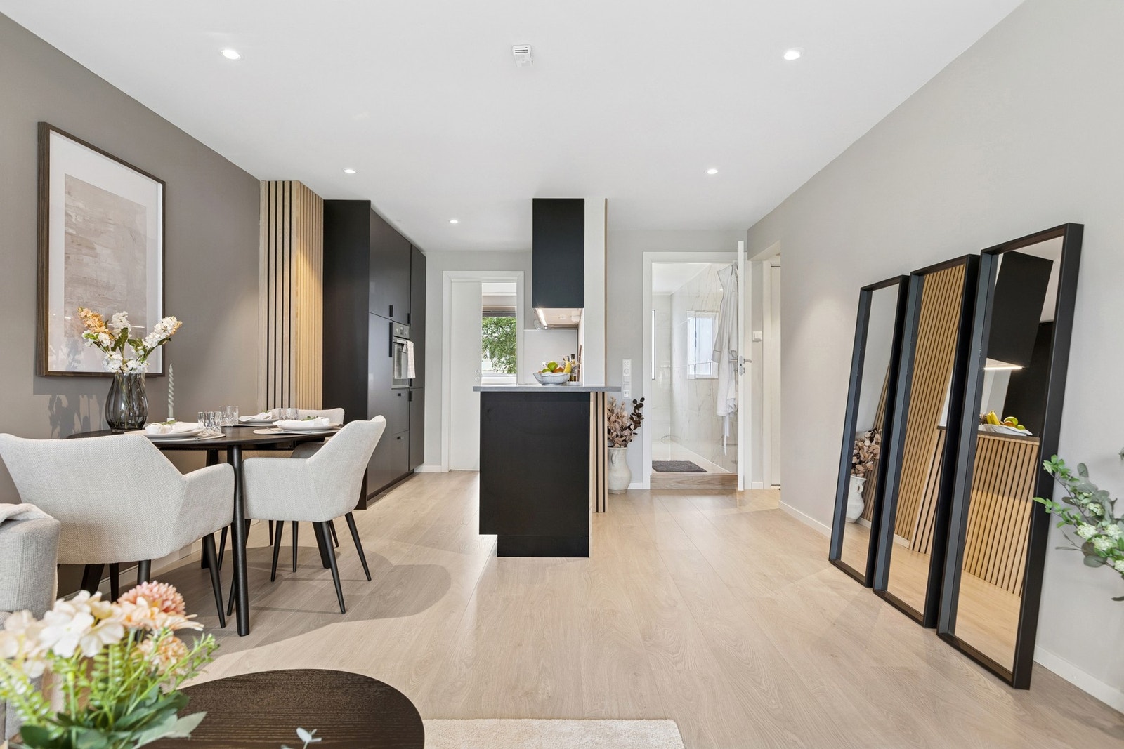 Leiligheten holder høy standard med pen utførelse. Tidsriktig fargevalg og kvalitet i øverste klasse. Galleribilde