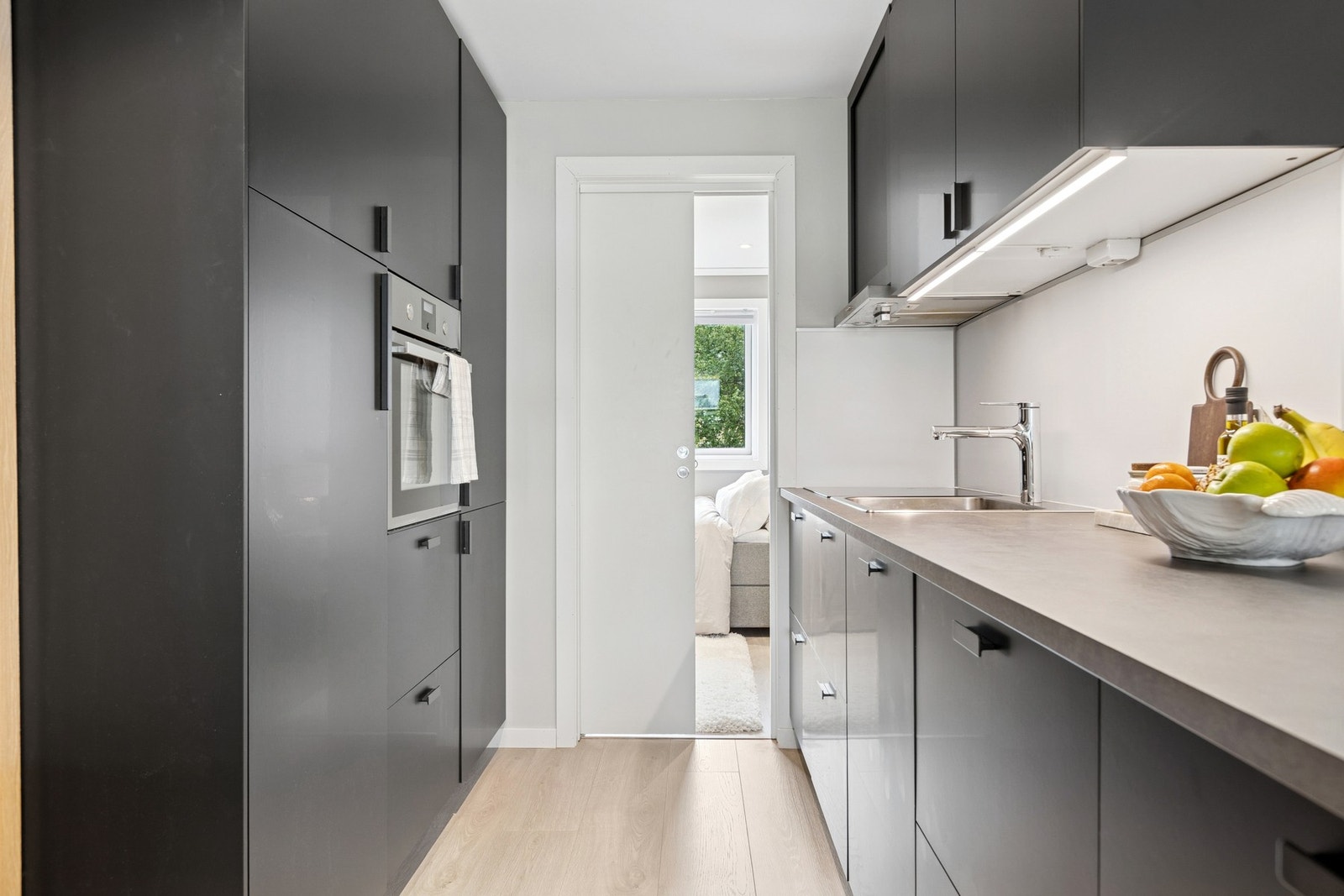 Kjøkkenet har integrerte hvitevarer som stekeovn, platetopp, oppvaskmaskin og kjøleskap med fryser. Galleribilde