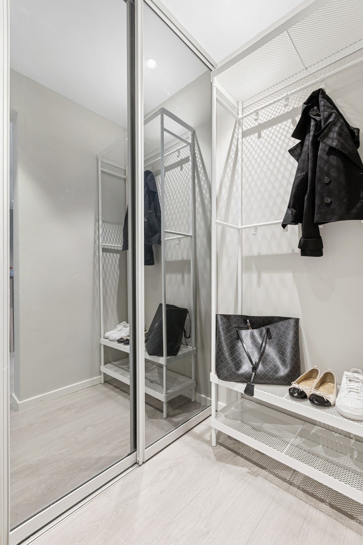 Entreen har skyvedørsgarderobe med speilfronter for ekstra oppbevaring. Galleribilde