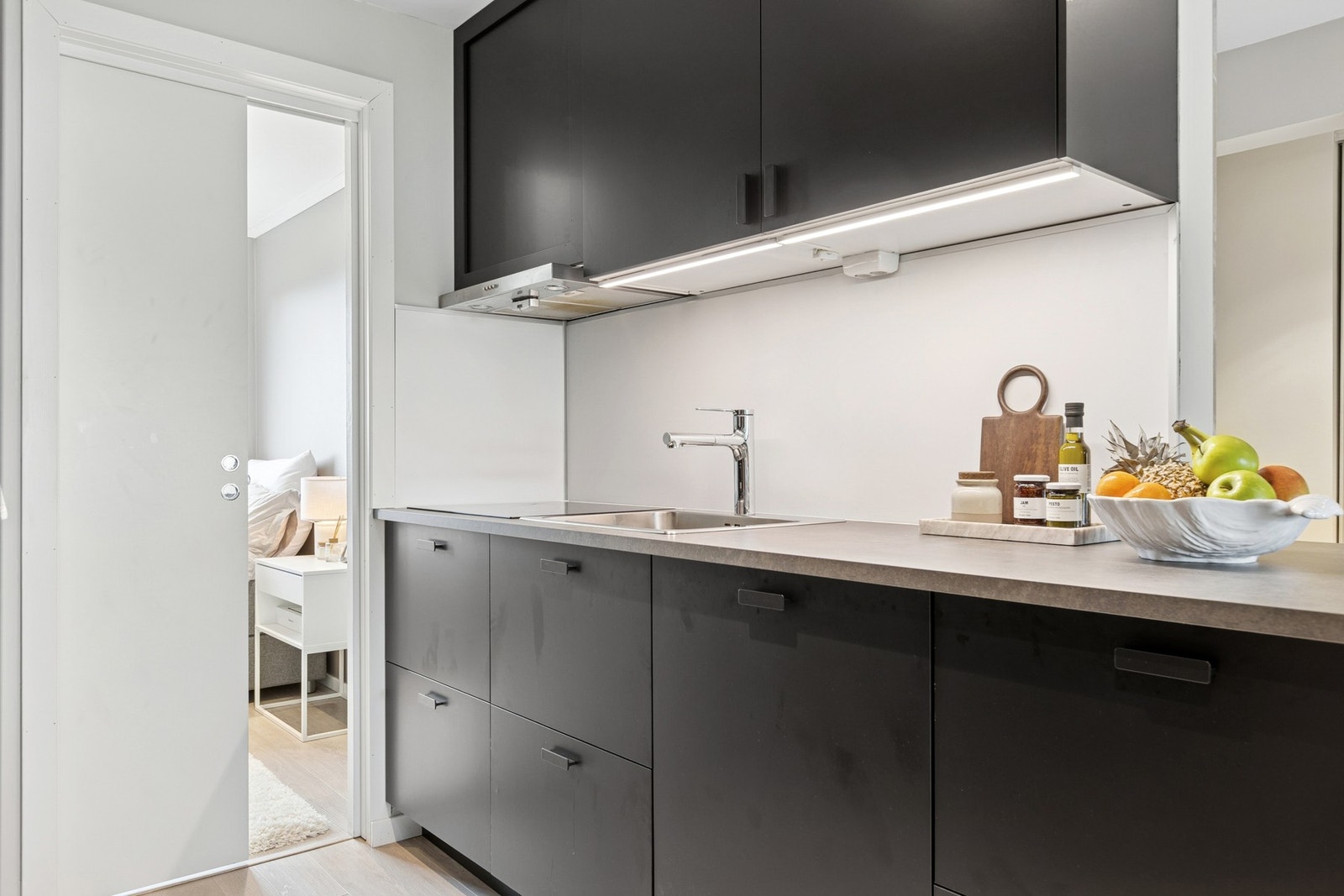 Inngang til soverommet fra kjøkkenet. Galleribilde