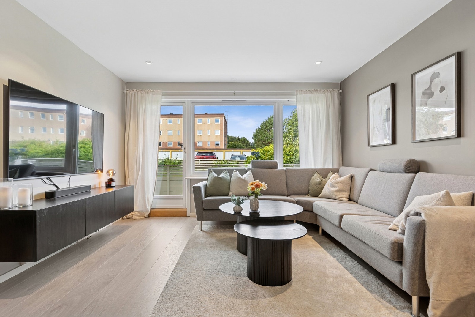 Stuens utforming gir god plass til sofahjørne og tv-løsning. Himling i stuen er pent lyssatt med downlights. Galleribilde