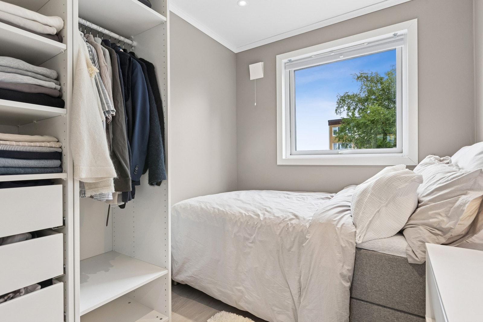 Soverommet er 6,5 kvm og utstyrt med garderobeskap og downlights. Galleribilde