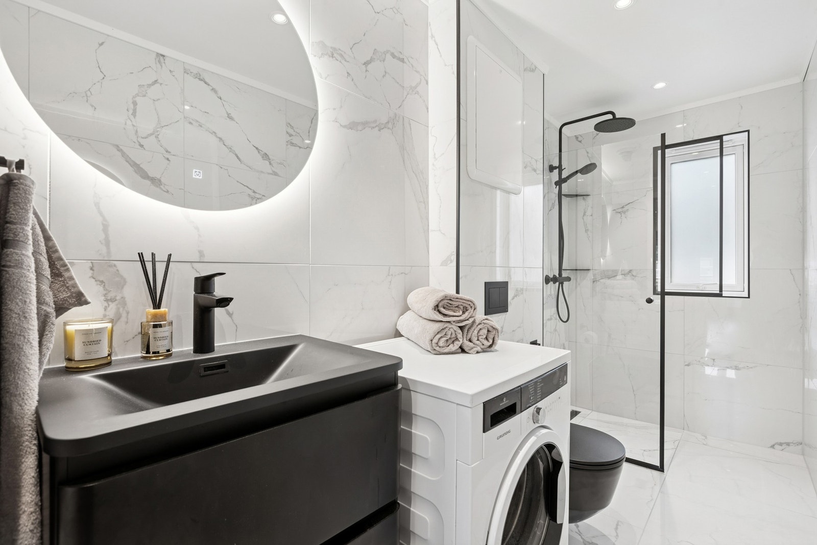 Leiligheten er vesentlig påkostet og oppgradert med pen utførelse. Galleribilde