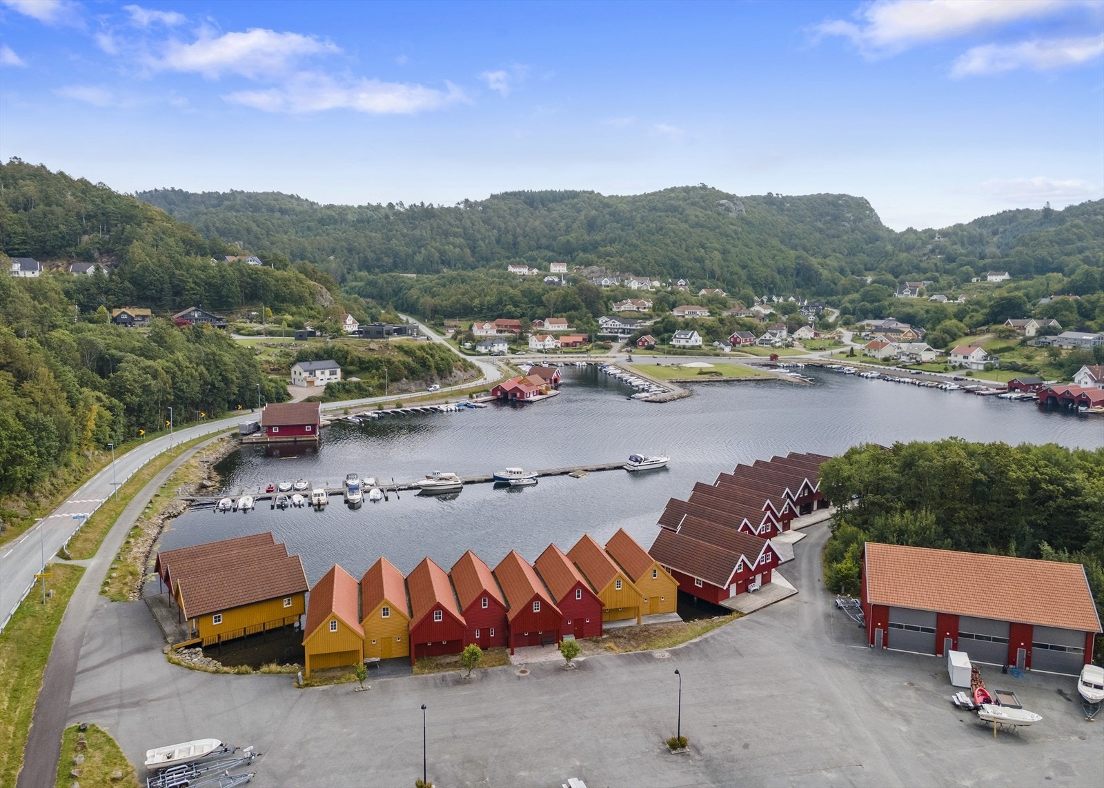 Parkering på felles parkeringsplass. Galleribilde