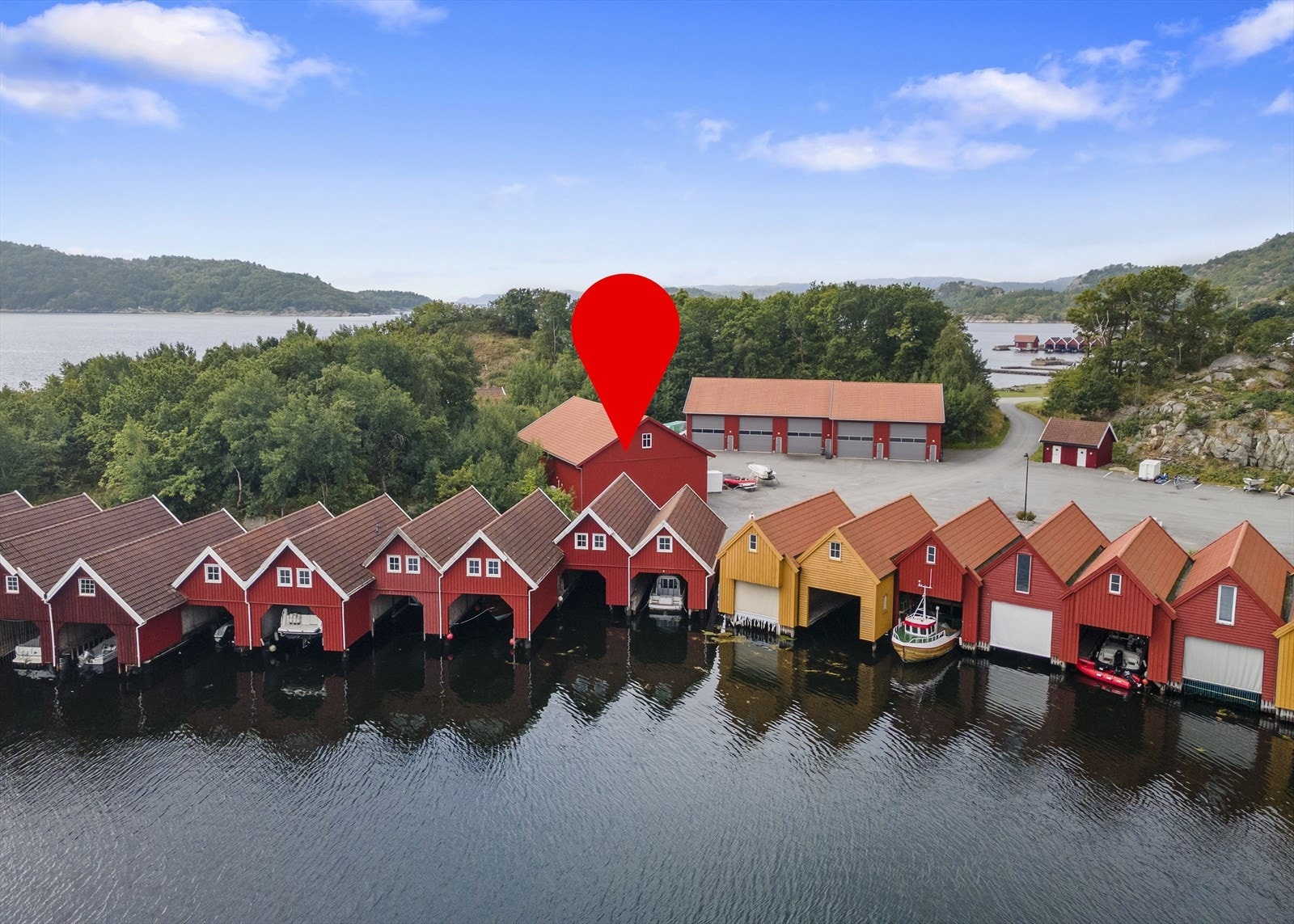 Eiendomsmegler 1 har for salg dette praktiske båthuset på Reme. Galleribilde