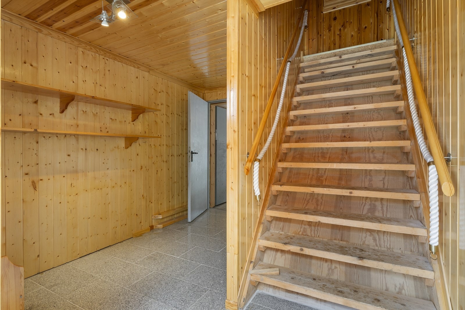 Gangen er flislagt. Galleribilde