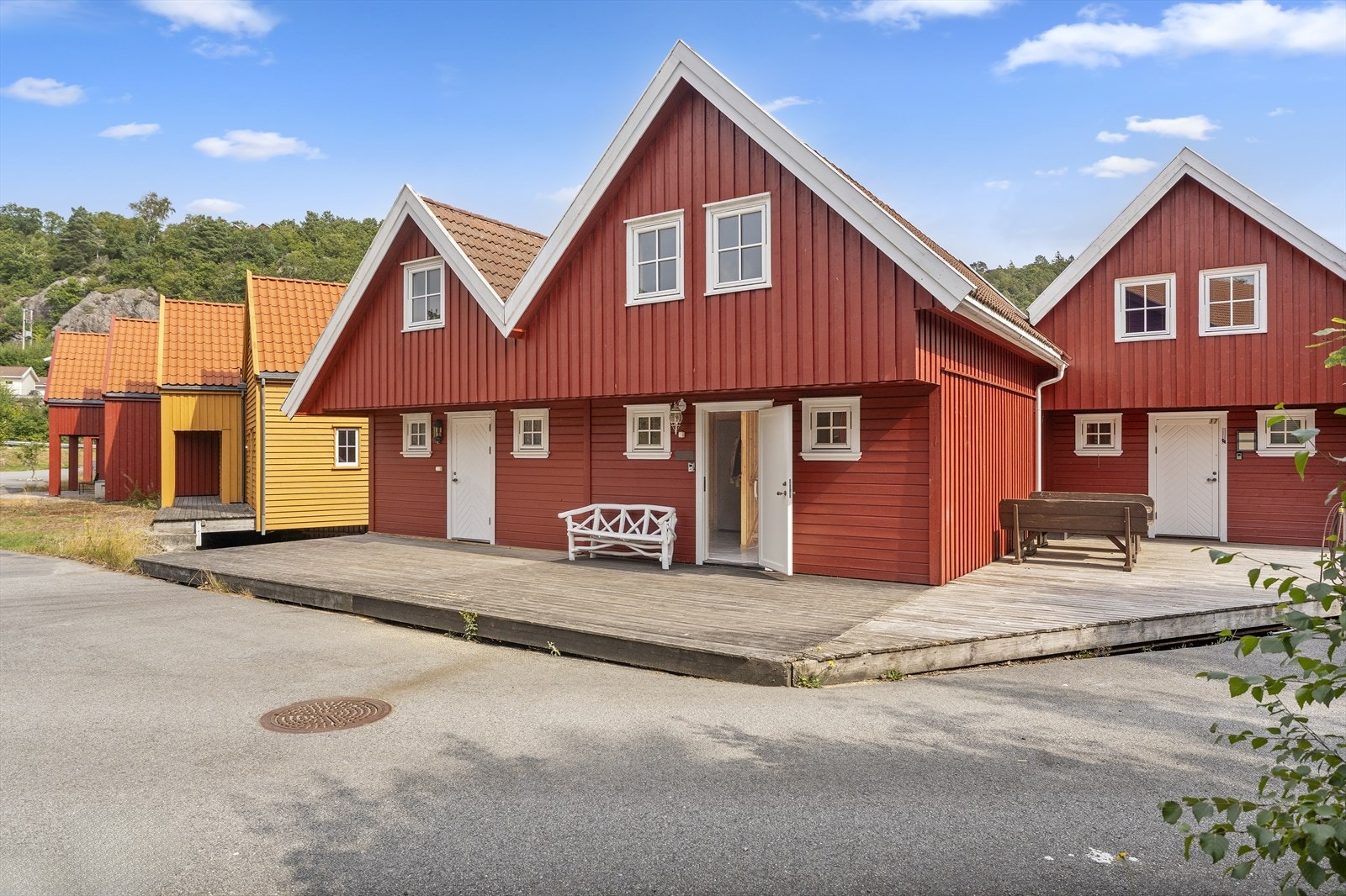 Utenfor har man treplatting, samt vannpost like ved. Galleribilde