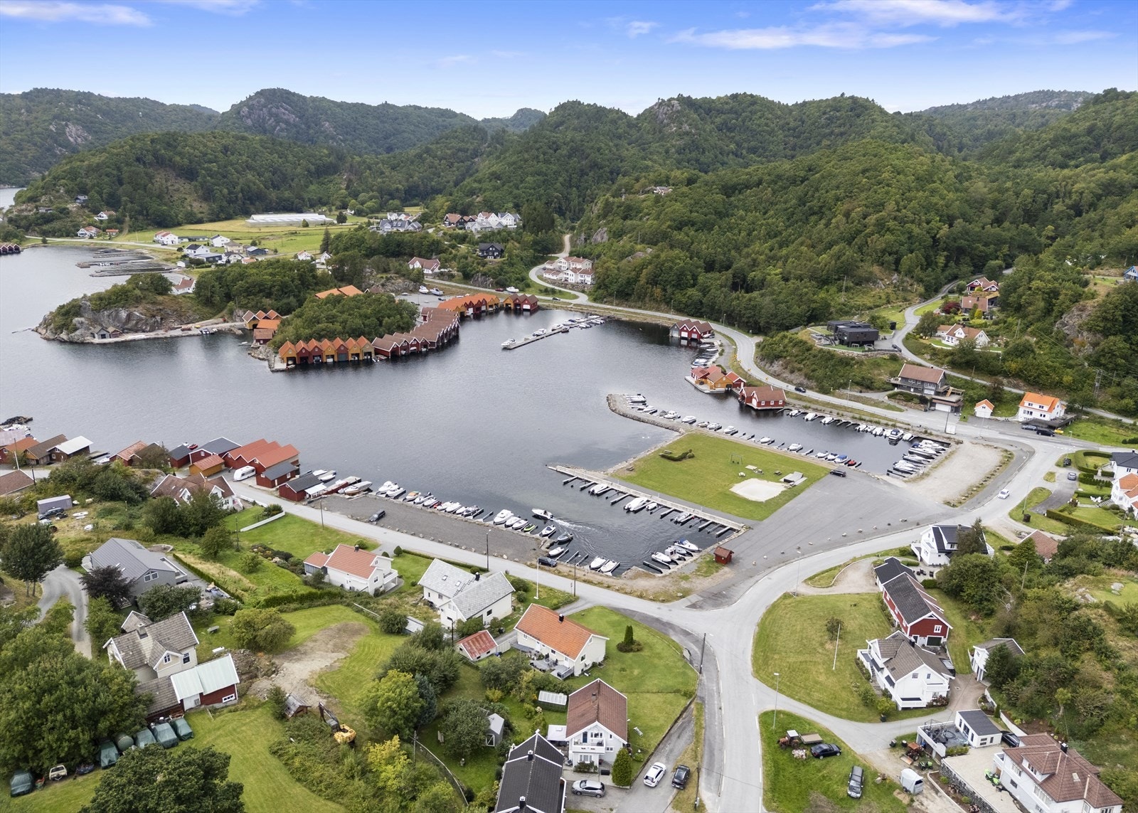 Område. Her ligger båten i en rolig båthavn. Galleribilde