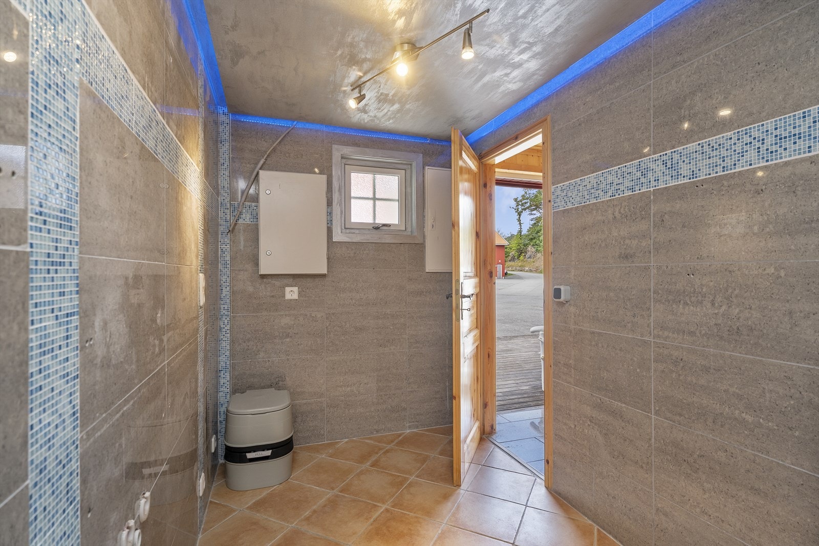 Bad som er påbegynt. Dette er tegnet inn som bod på originale tegninger. Det er ikke innlagt vann til bygget. Galleribilde