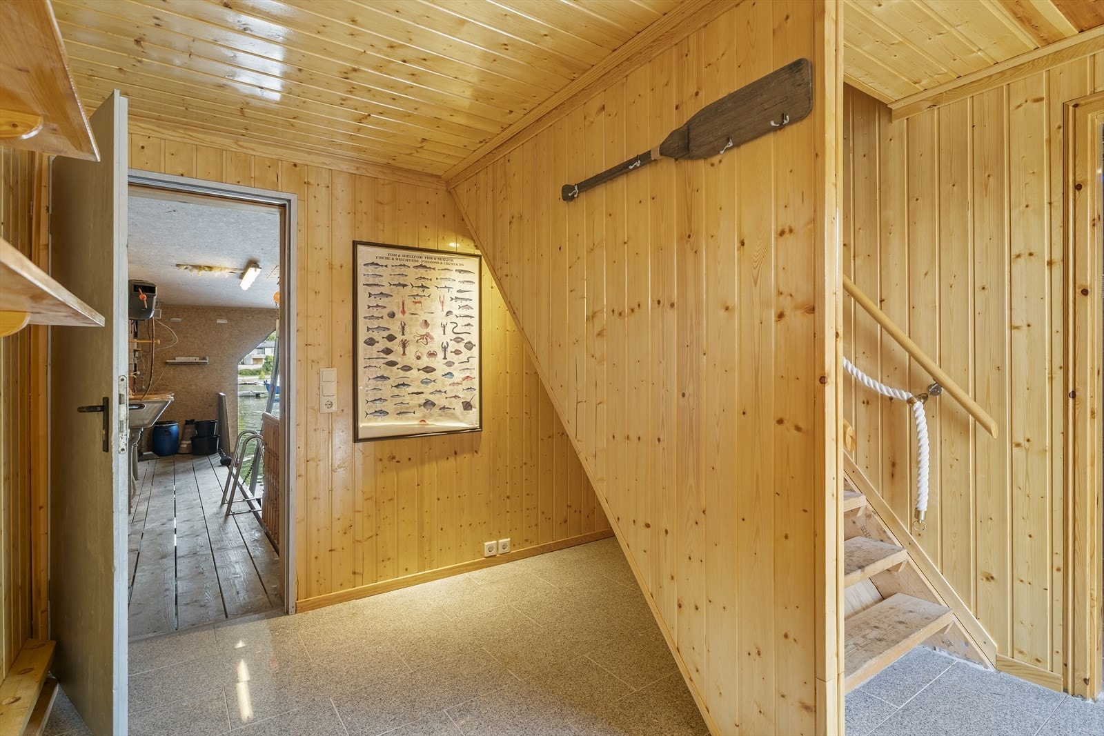 Oppbevaringsmulighet under trapp. Galleribilde