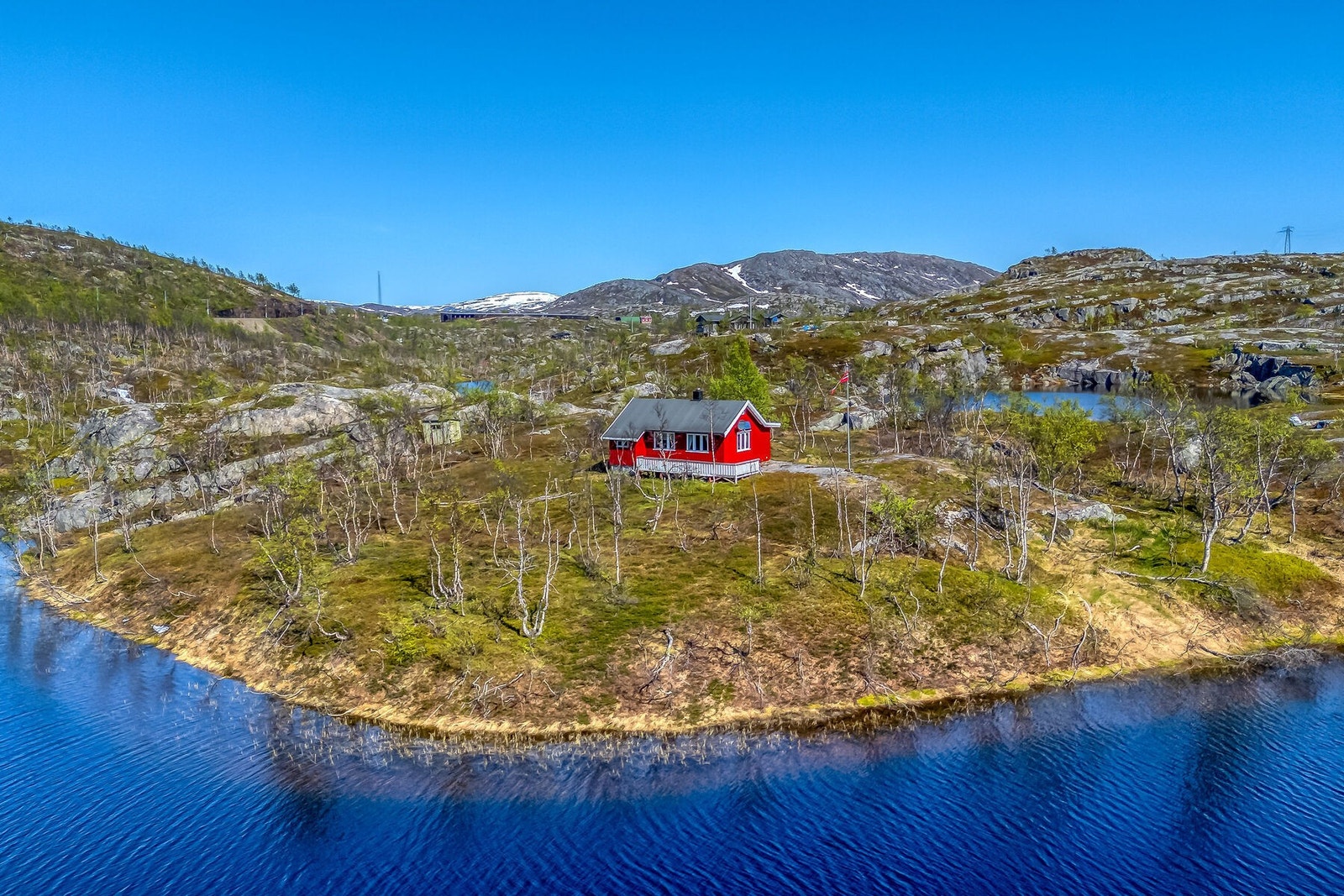 Hytta har en svært idyllisk beliggenhet med jakt, fiske og turterreng i umiddelbar nærhet Galleribilde
