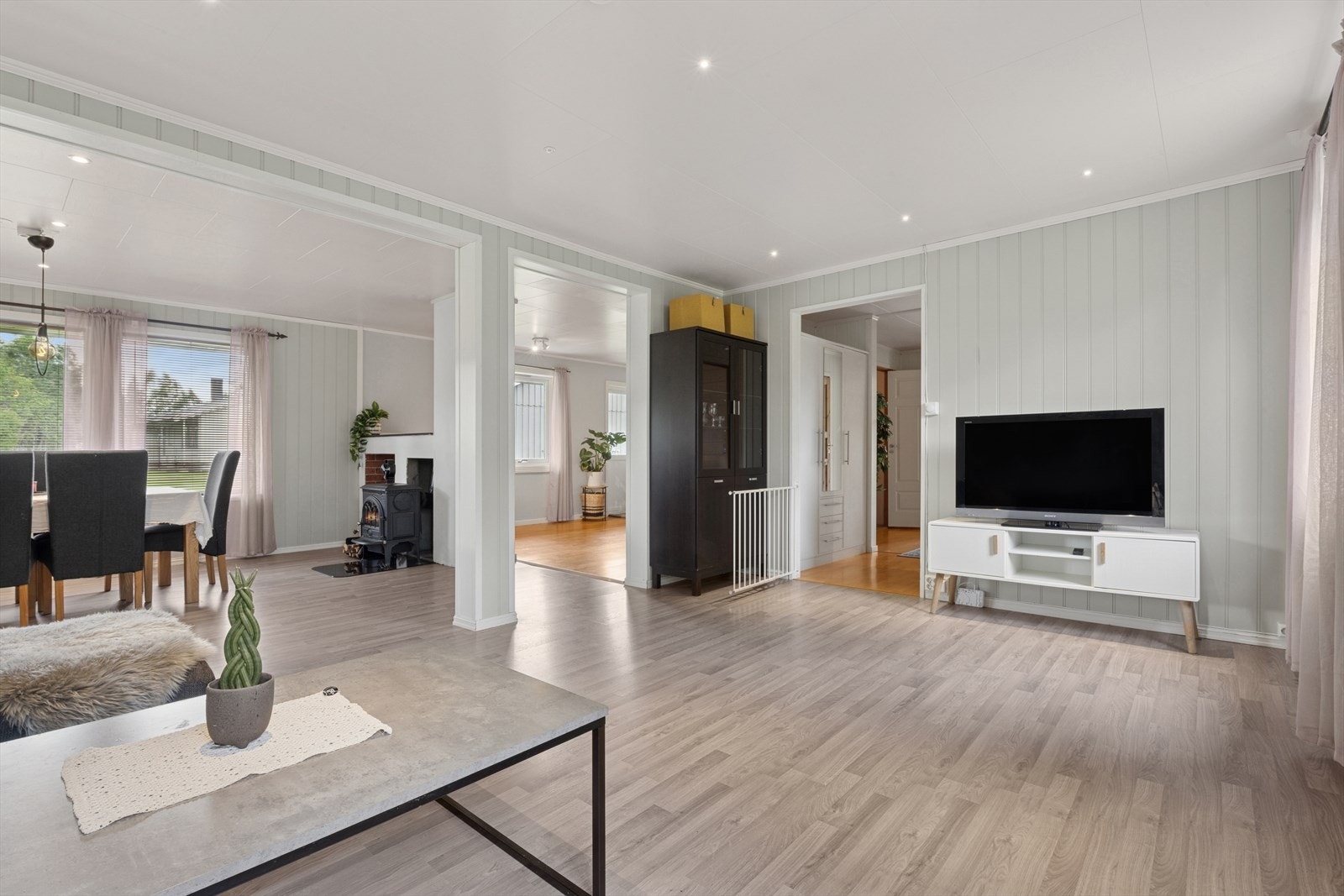 Åpen flott stueløsning. Boligen varmes opp med varmepumpe og vedfyring. Galleribilde