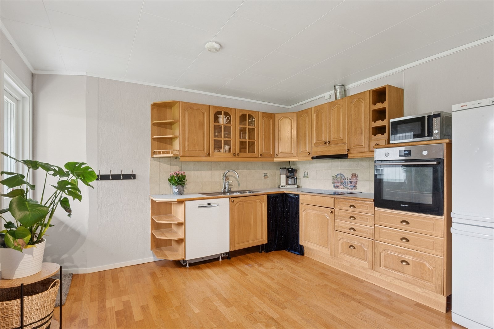 Praktisk kjøkken i god størrelse med god plass til både matlaging og måltider. Innredningen har godt med skap og benkeplass. Galleribilde