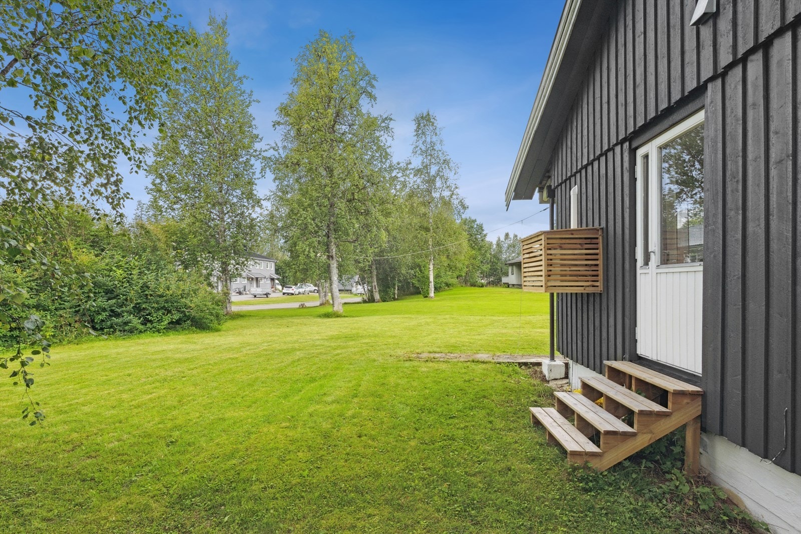 Pent opparbeidet uteområde med plen - perfekt for både avslapning og lek. Galleribilde