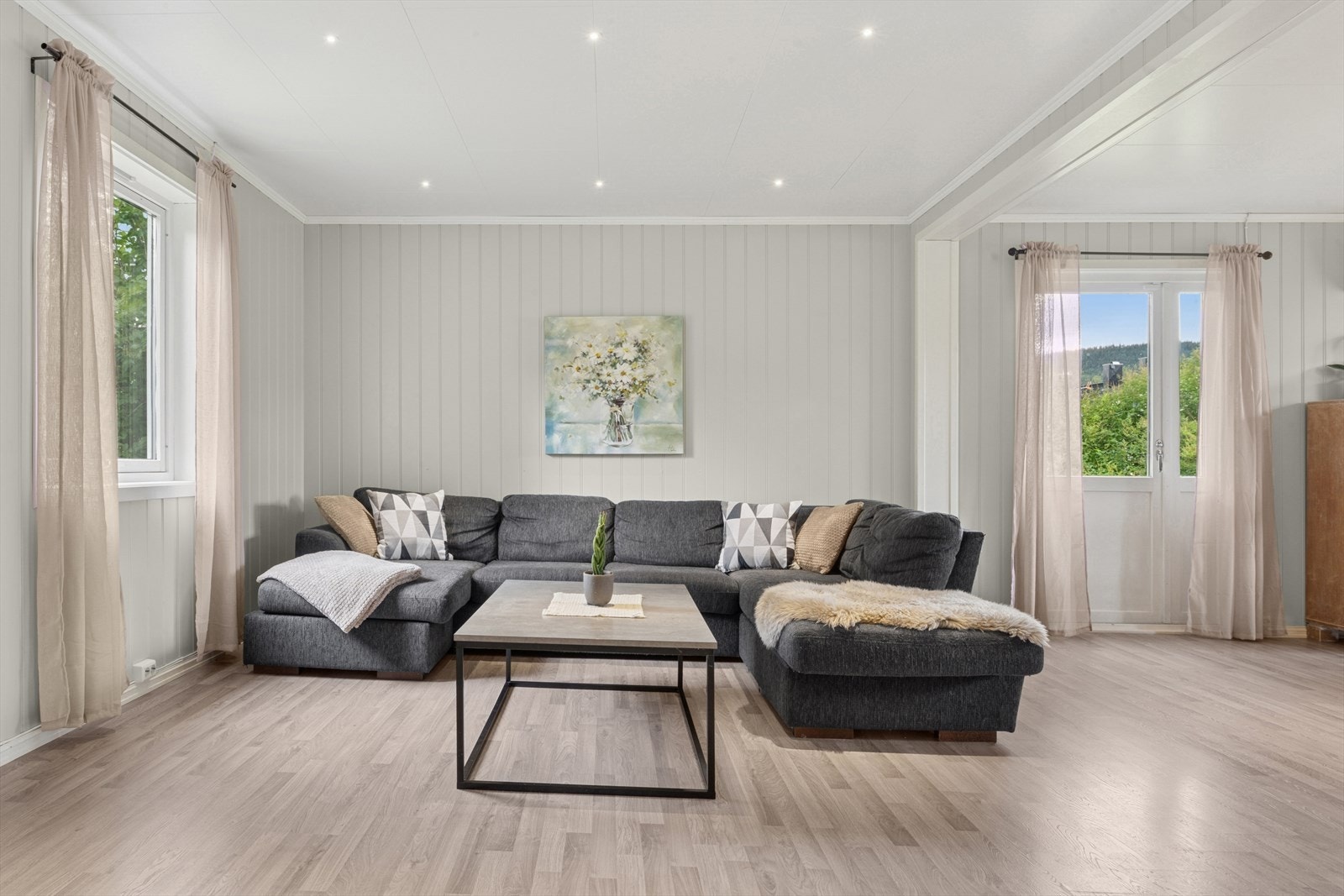 Stuen har en åpen møbleringsvennlig utforming som med god plass til sofagruppe, godstoler og spisestue med tilhørende møbelement. Utgang til hage. Galleribilde