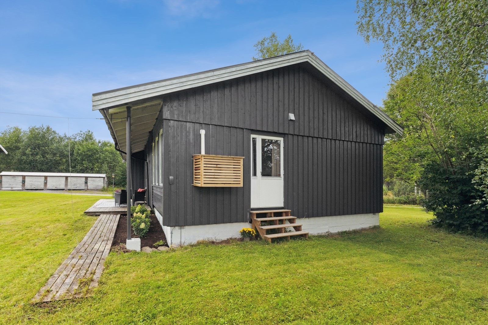 Du har adkomst til hage både fra kjøkken og stuen. Galleribilde