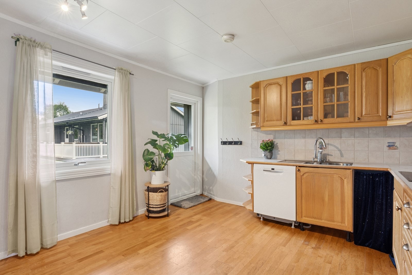 Kjøkken i god størrelse med god plass til kjøkkenbord. Utgang til hage. Galleribilde