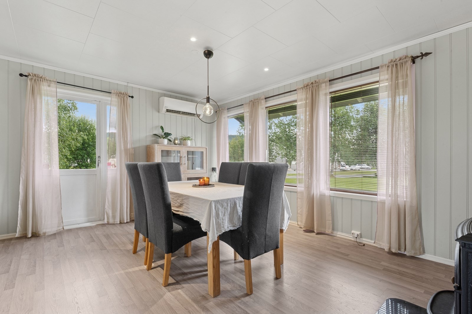 Her er det god plass til en stor spisestue hvor du kan samle familie og venner til flotte middagstunder. De store vinduene gir flott utsyn mot hagen gir en fin og god atmosfære. Galleribilde