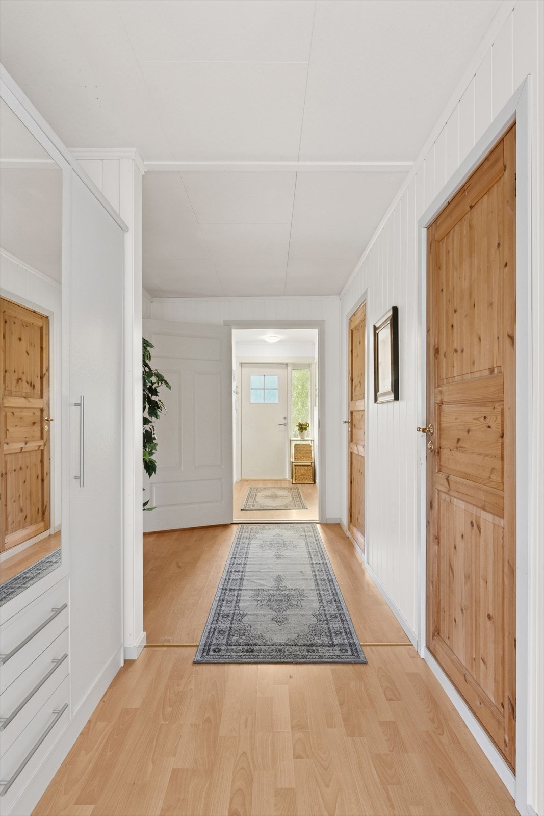 Velkommen inn! Fra lys og innbydende entré, kommer du inn til en romslig gang med god plass til oppbevaring Galleribilde