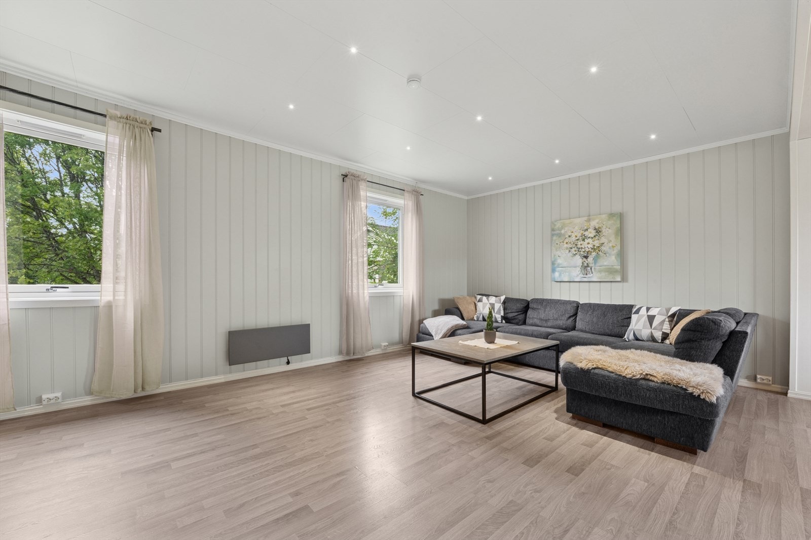 Lys og trivelig stue med store vindusflater som gir rikelig med naturlig lys. Galleribilde