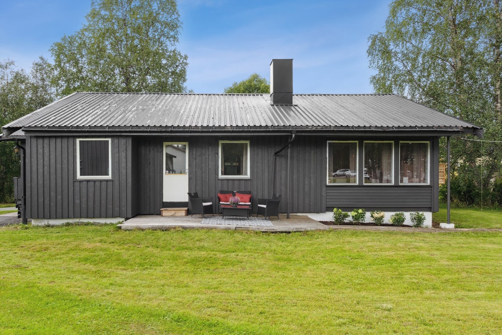 Terrasse med gode solforhold - ideell for grillkvelder og sosiale sammenkomster. Galleribilde