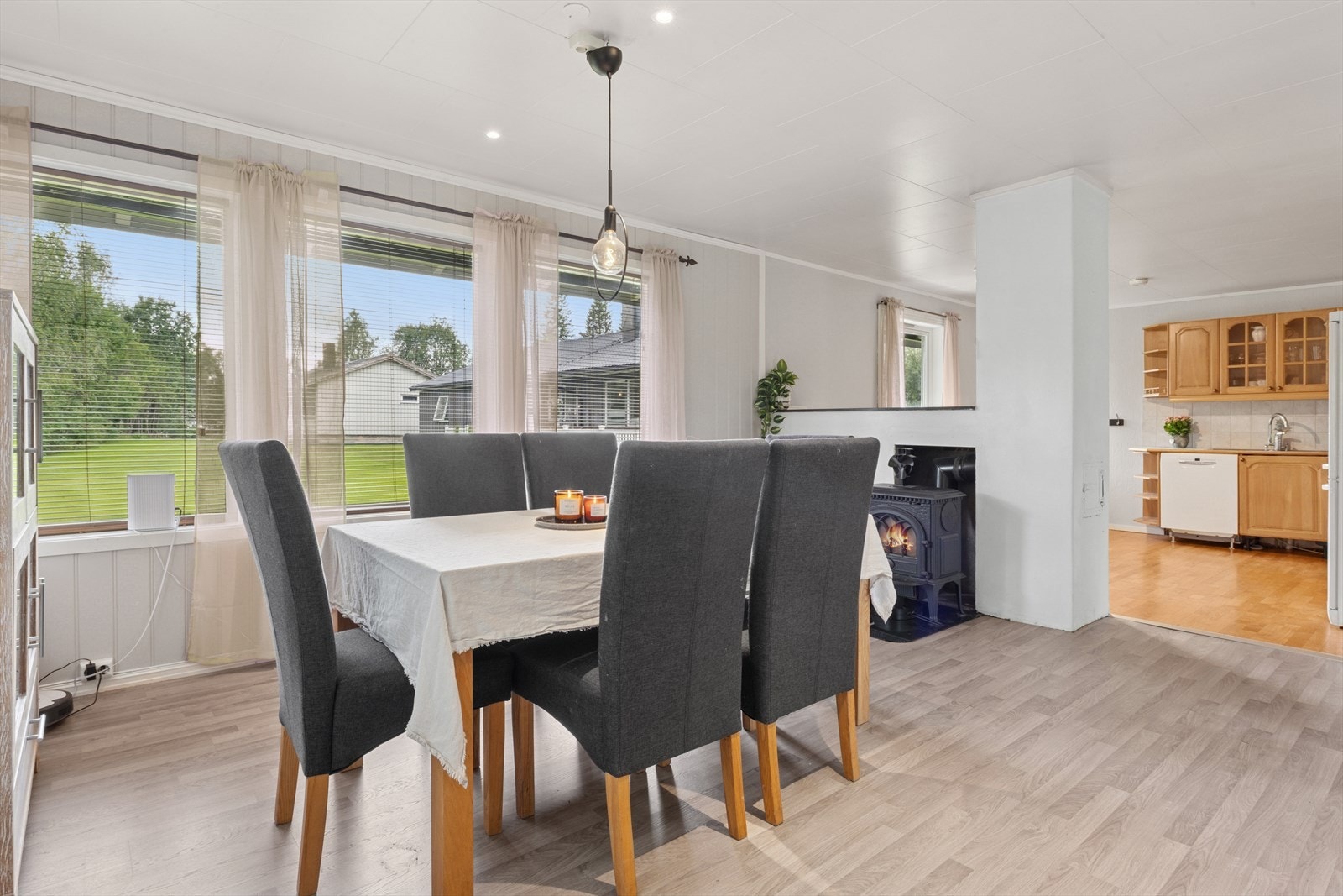 Spisestue med delvis åpen løsning mot kjøkken Galleribilde