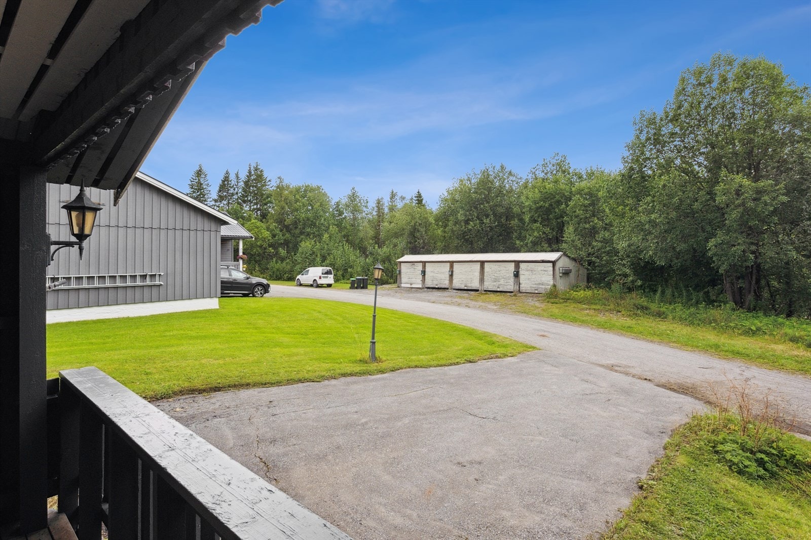 Innkjørsel. Garasje i rekke medfølger boligen. Galleribilde