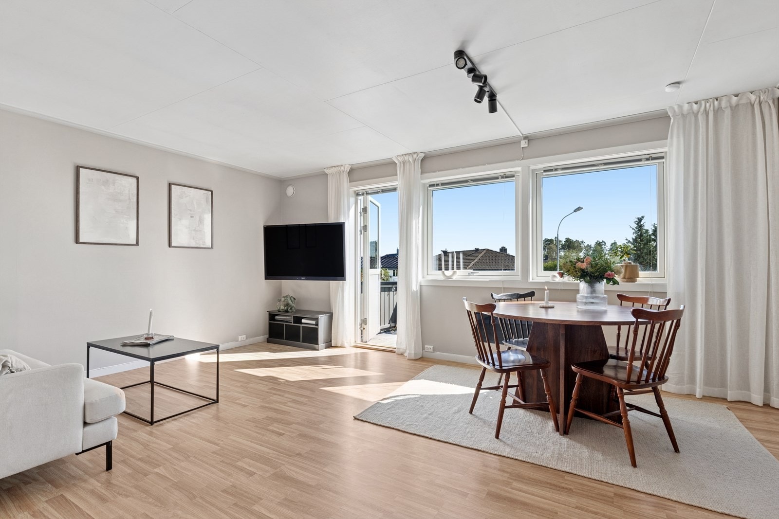 Koselig stue med utgang til balkong. Galleribilde