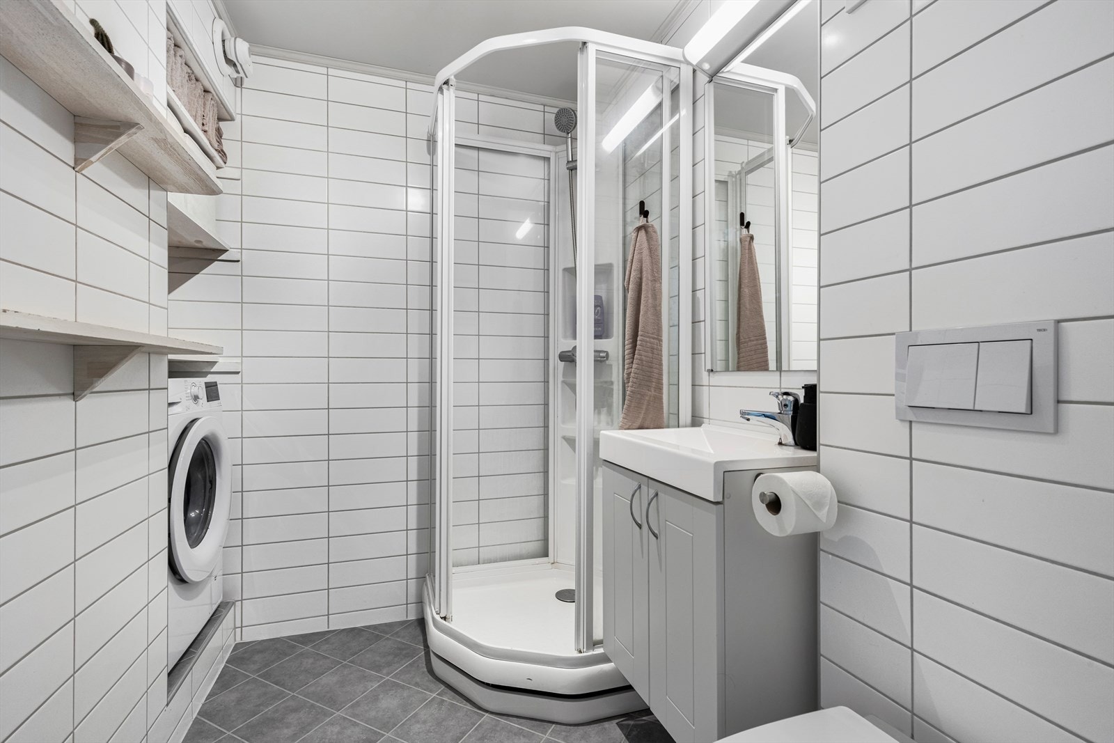 Flislagt bad med varmekabler i gulvet. Galleribilde