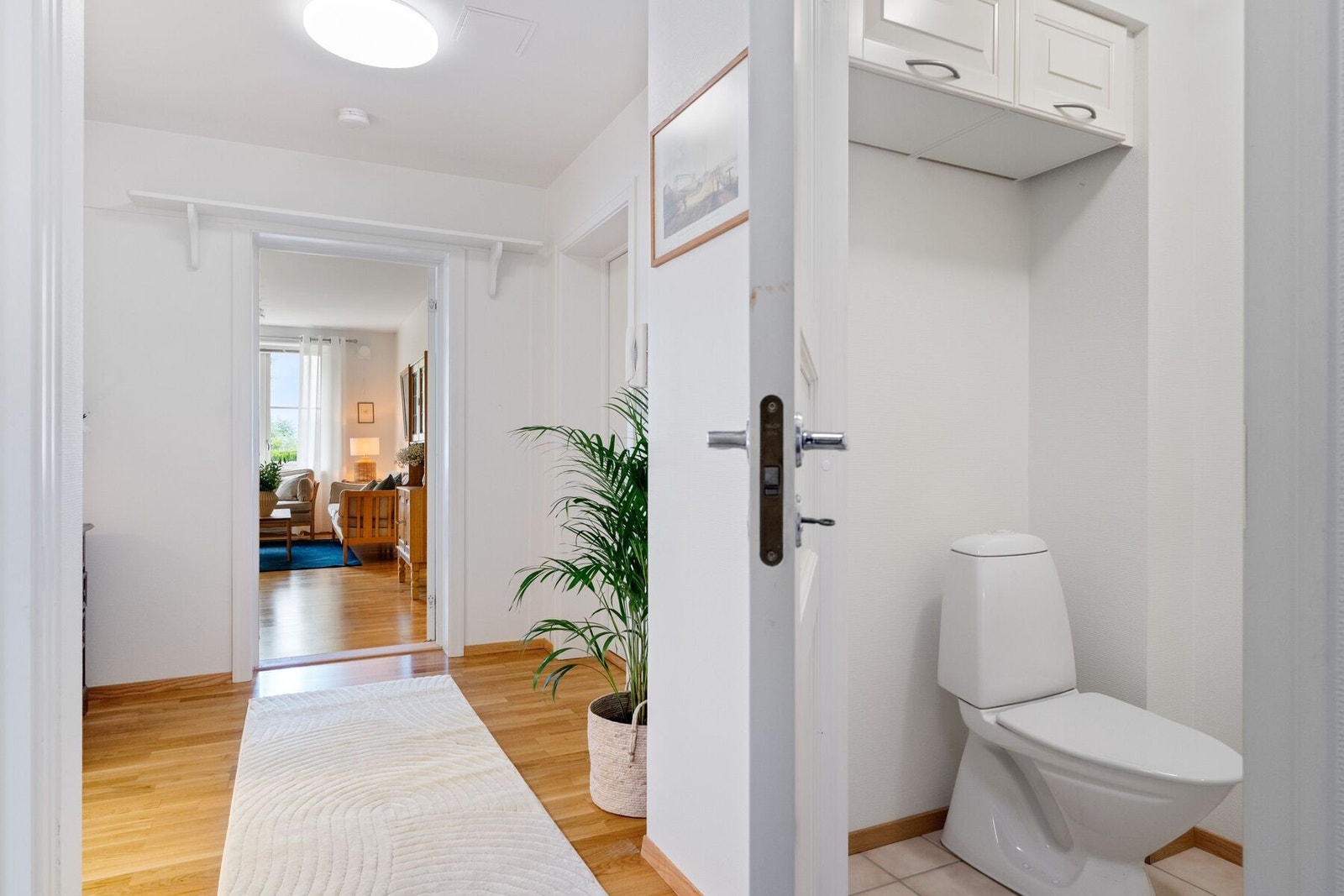 Leiligheten har også et praktisk separat toalettrom. Galleribilde