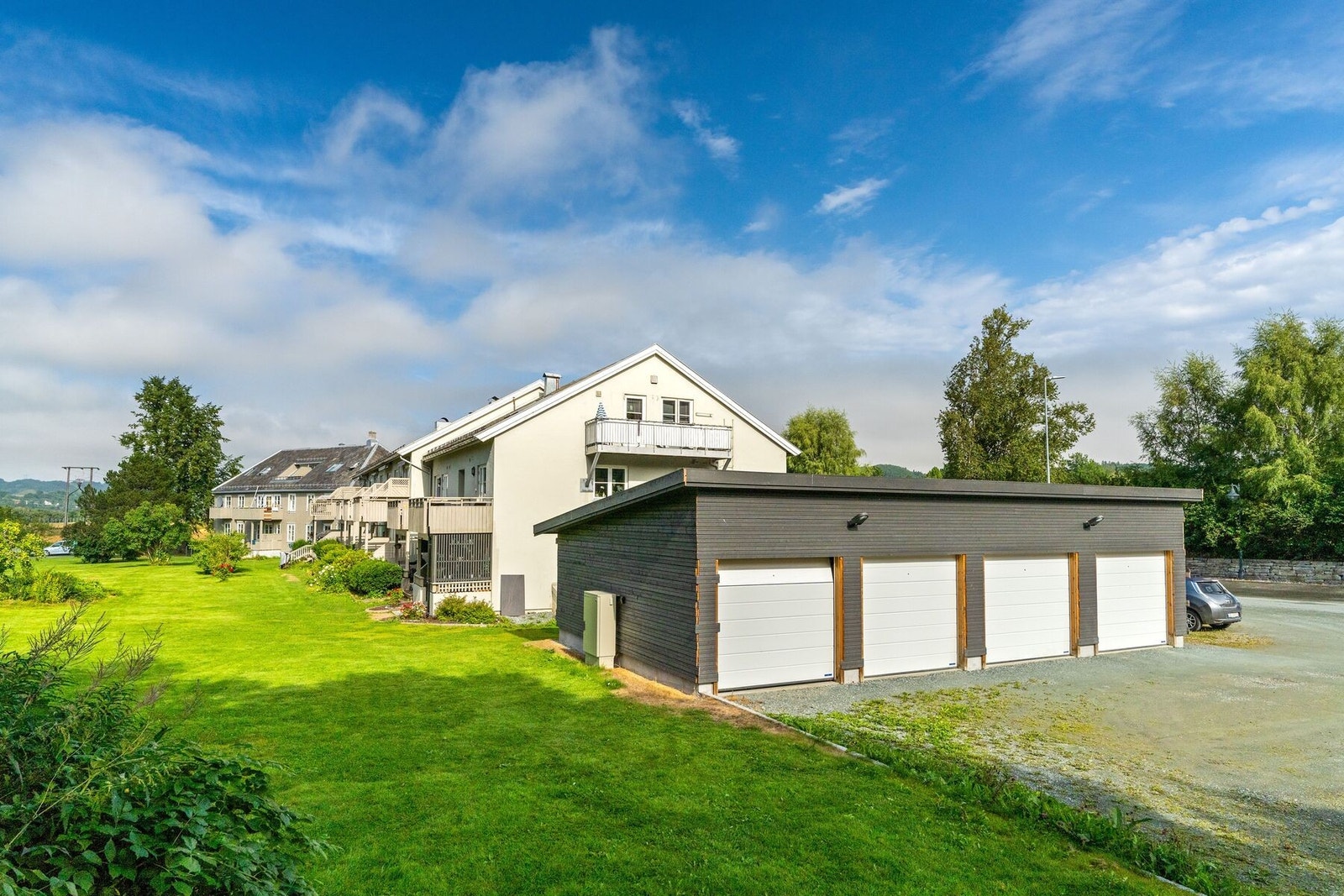 Seksjonen er en av få i sameiet der det medfølger fast garasjeplass. Den er utstyrt med elektrisk port og EL-billader. Galleribilde