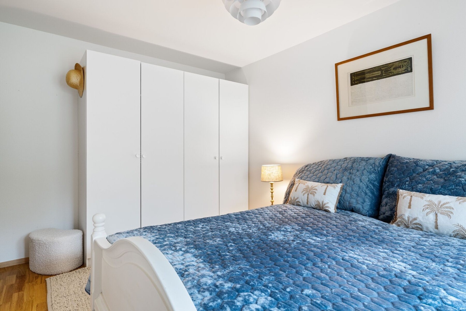 Malt i lyse toner og har god plass til dobbeltseng, garderobeskap og nattbord. Galleribilde