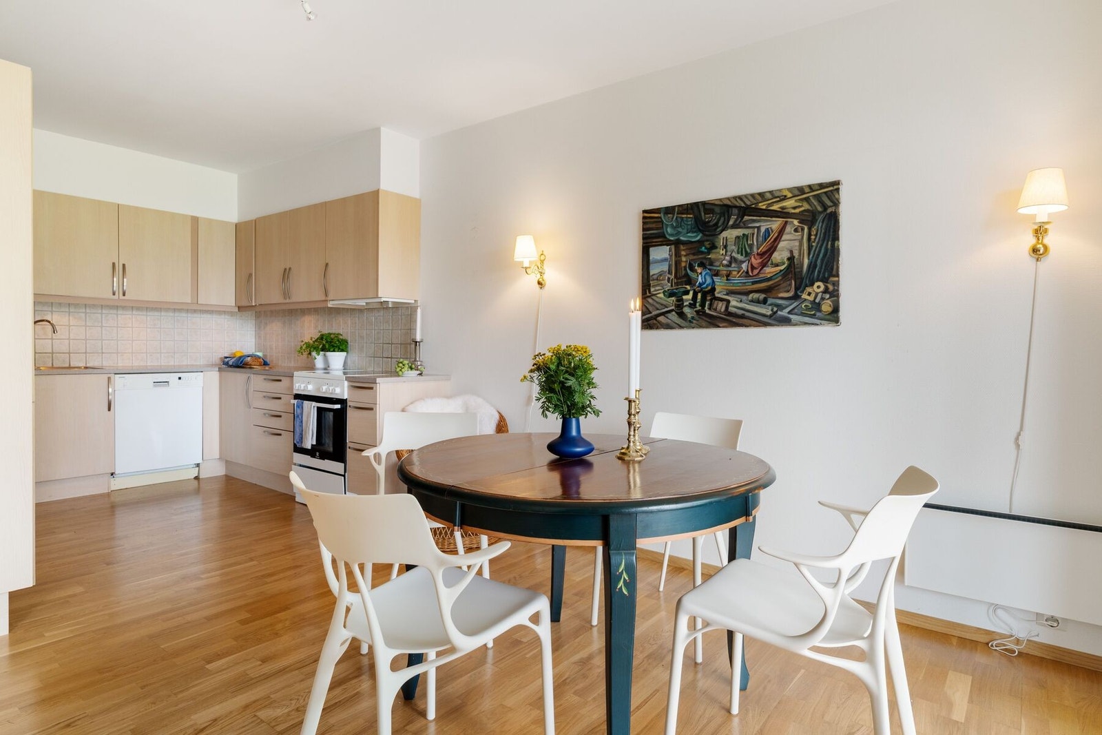 Mellom stue og kjøkken finner man spisestuens naturlige plassering. Galleribilde